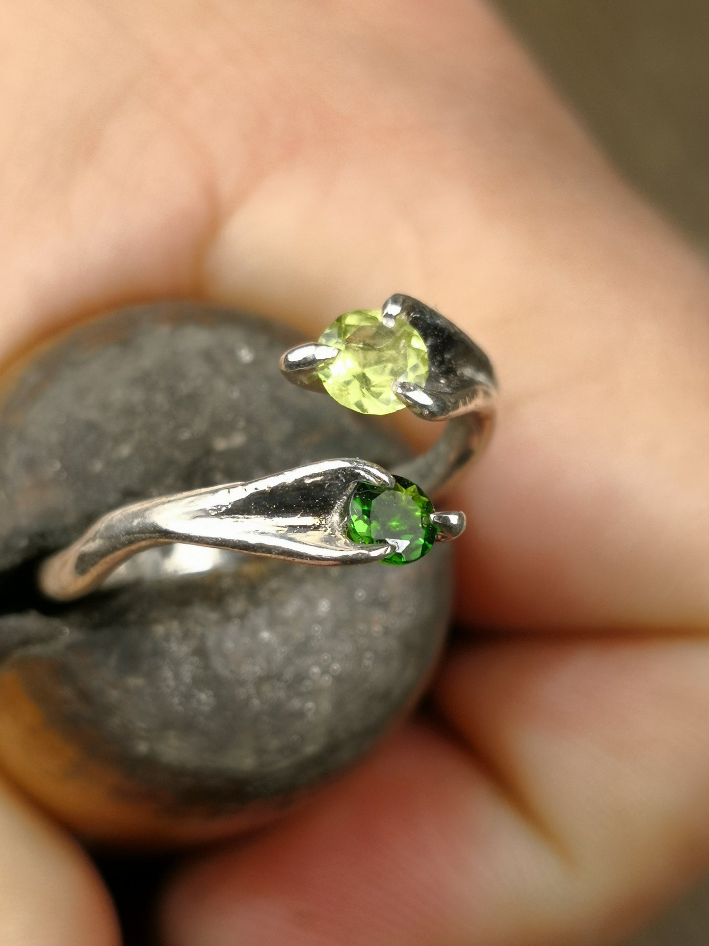 Anello "Contrariè" con Peridoto e Diopside