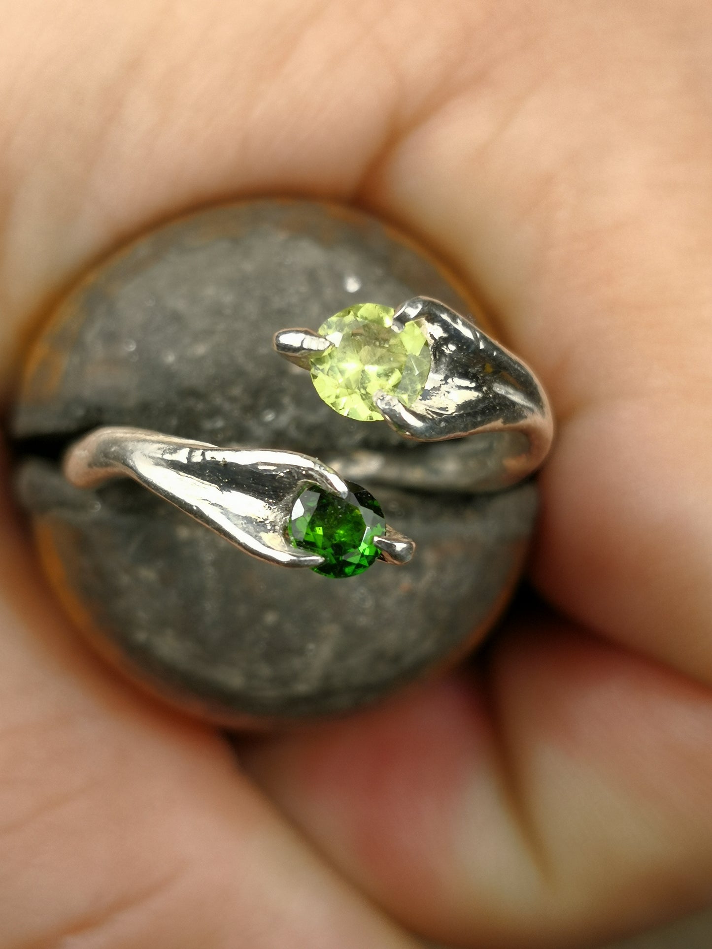 Anello "Contrariè" con Peridoto e Diopside