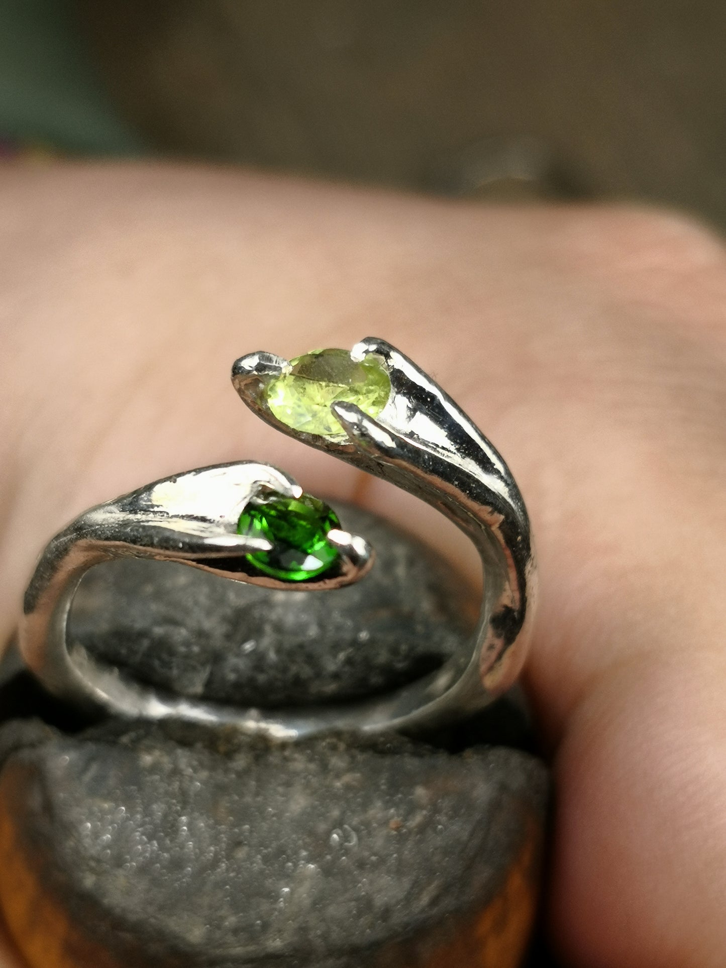 Anello "Contrariè" con Peridoto e Diopside