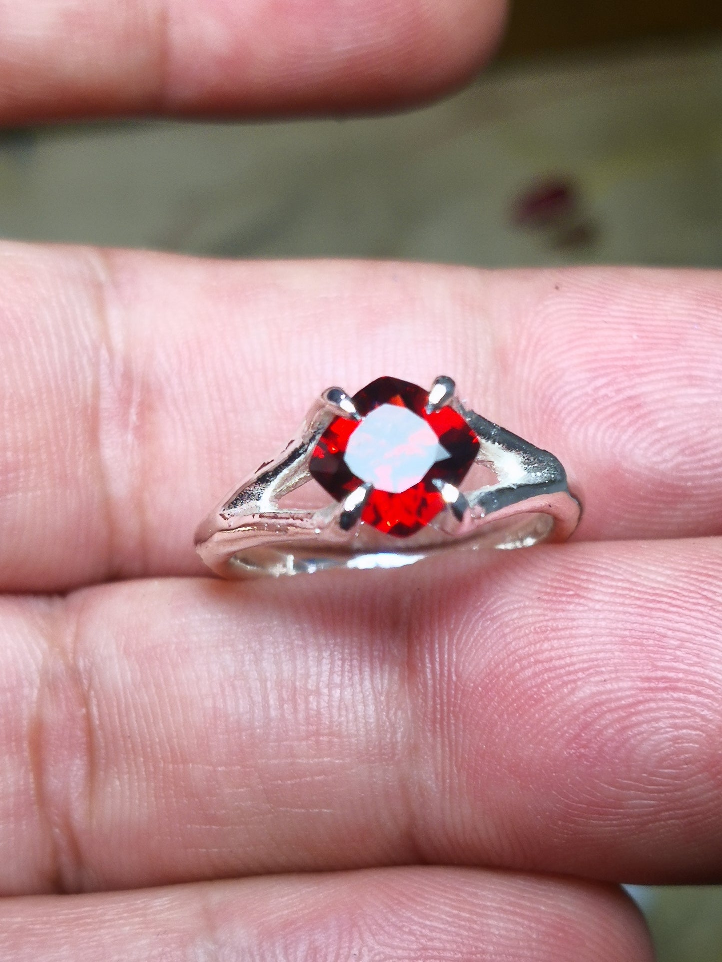 Solitario "NeroCraft" con Granato Taglio Cuscino