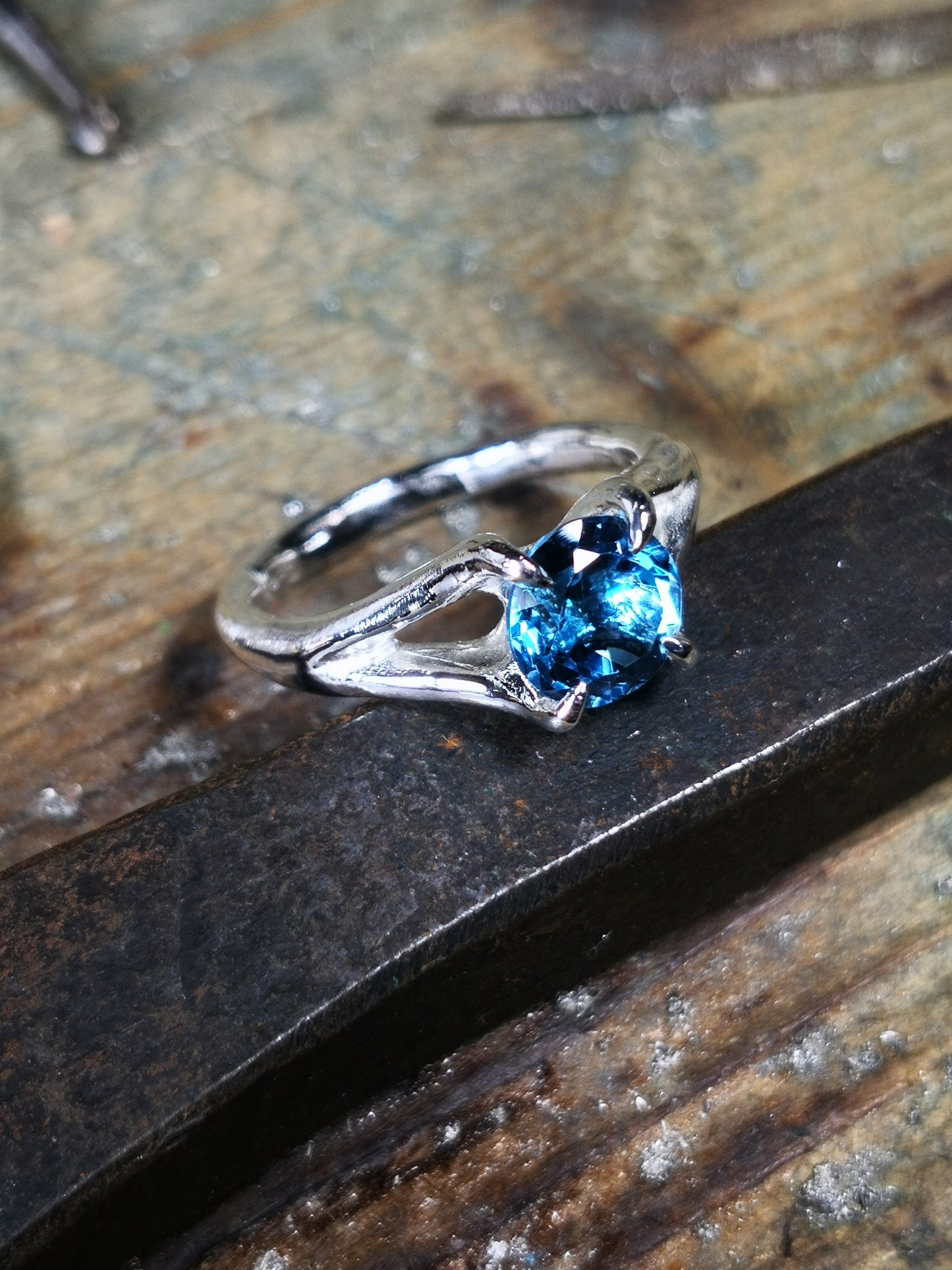 Solitario "NeroCraft" con Topazio Blu London