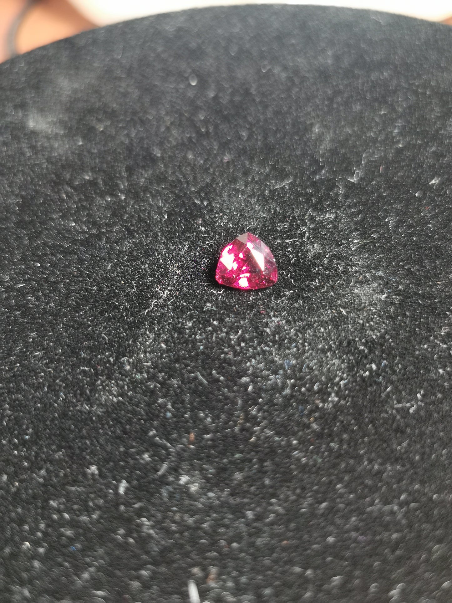 Granato Rodolite taglio trillion, 2,48 ct