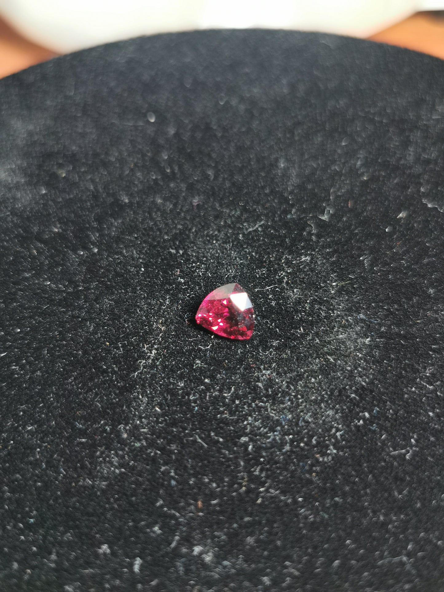 Granato Rodolite taglio trillion, 2,48 ct