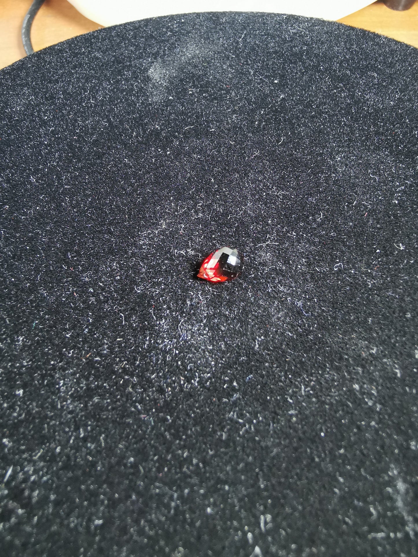 Granato Piropo-Almandino talio briolette forata, 2,48 ct