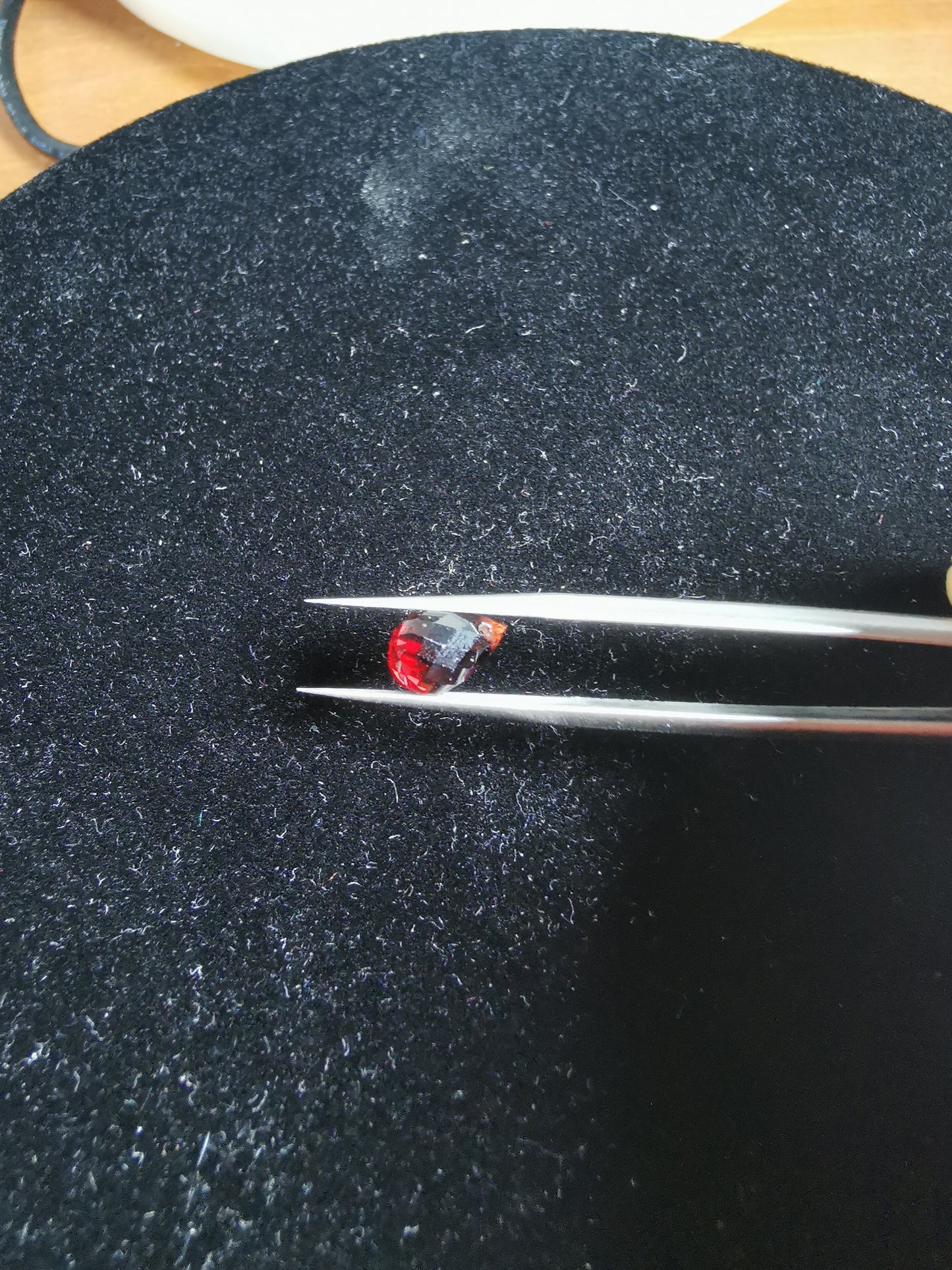 Granato Piropo-Almandino talio briolette forata, 2,48 ct