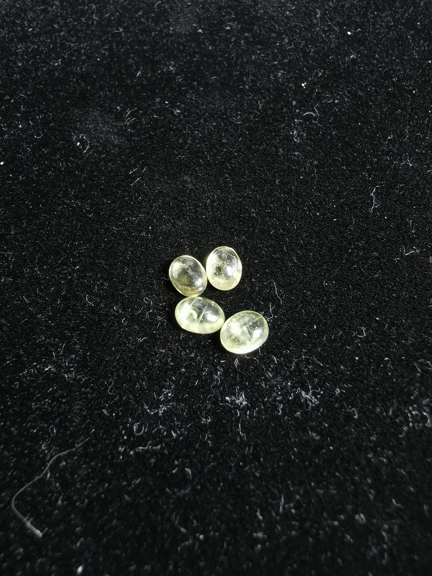 Lotto di quattro Sfene taglio ovale cabochon 2,49 ct totali