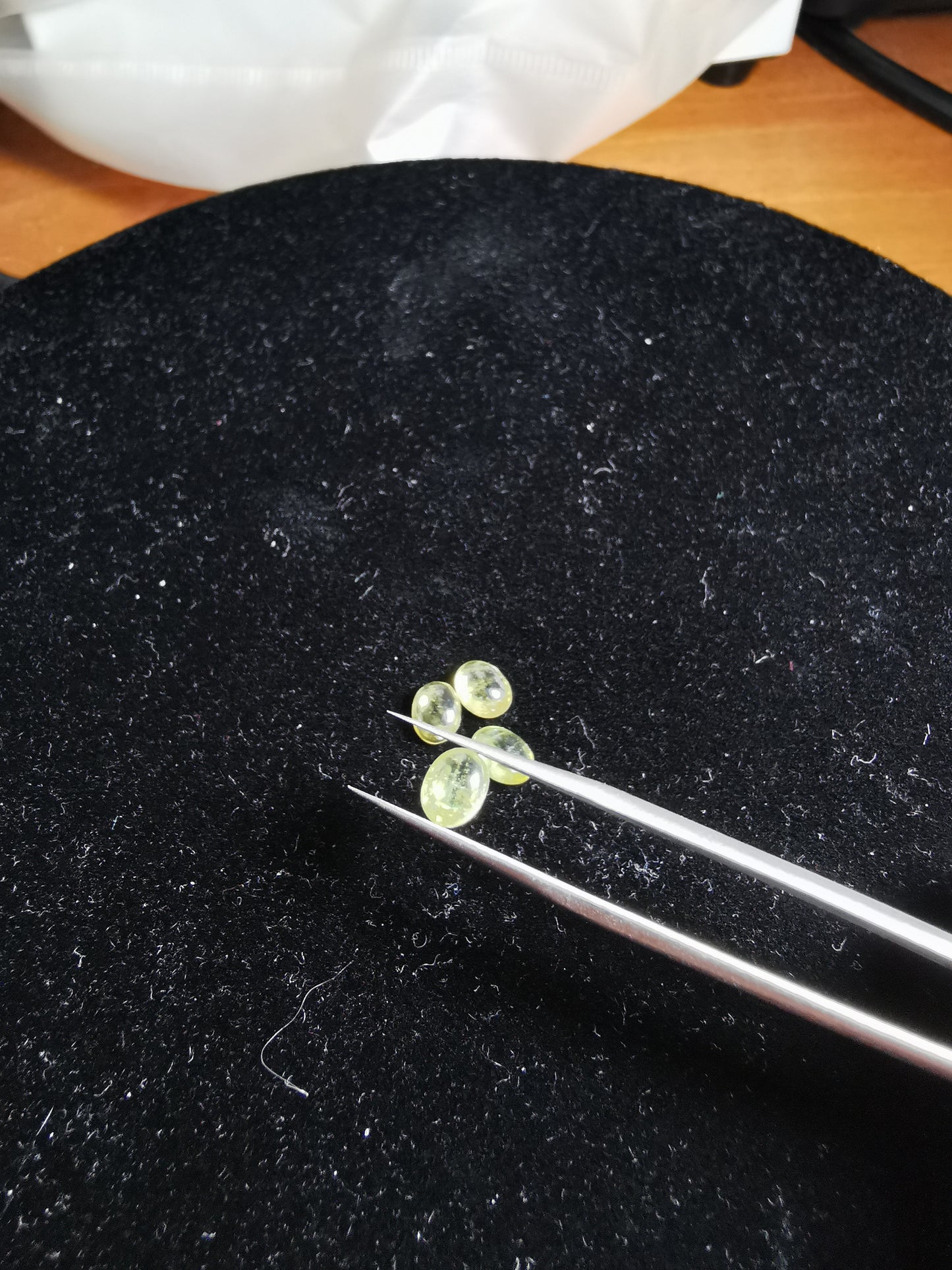 Lotto di quattro Sfene taglio ovale cabochon 2,49 ct totali
