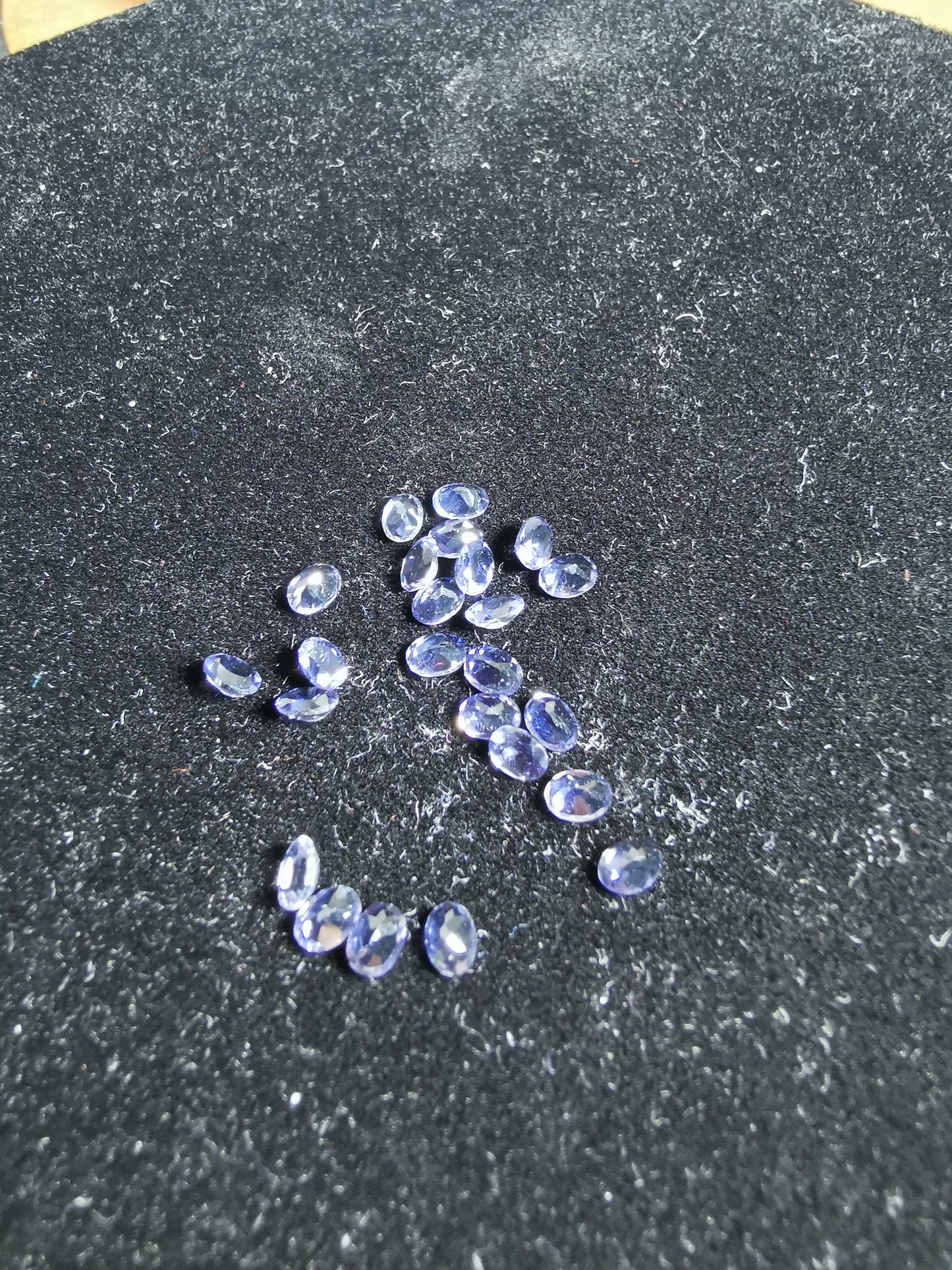 Lotto di 24 ioliti taglio ovale 3,41 ct totali