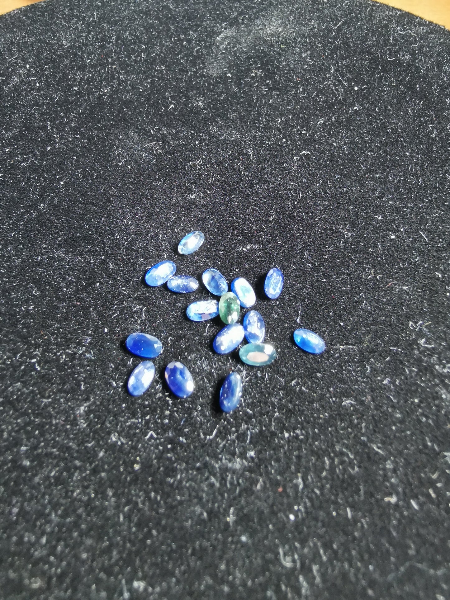 Lotti di 16 Zaffiri blu taglio ovale 4,17 ct totali