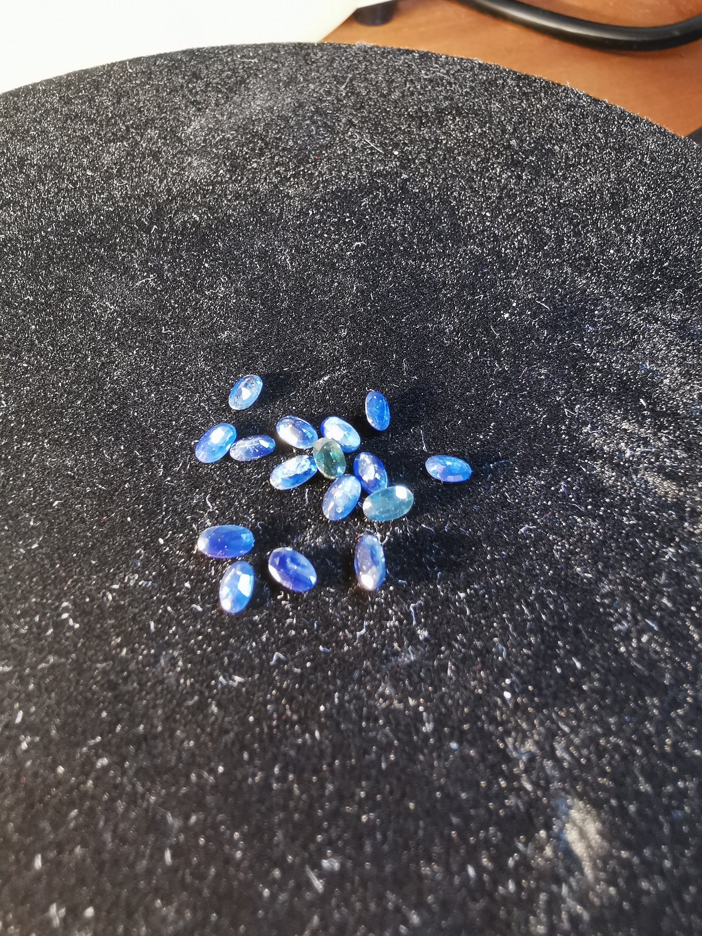 Lotti di 16 Zaffiri blu taglio ovale 4,17 ct totali