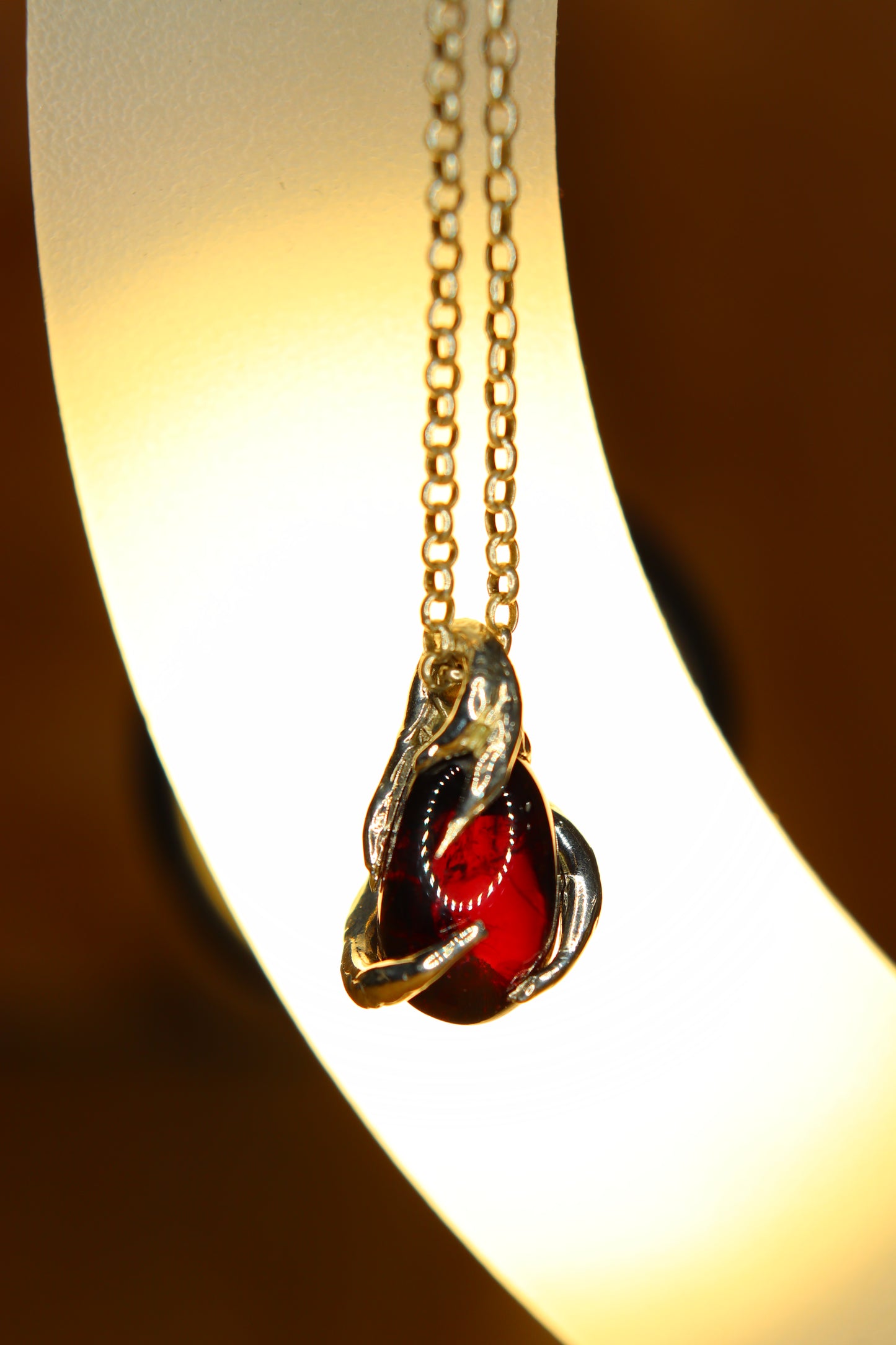 Ciondolo in argento con Ciottolo di Granato Piropo Burattato