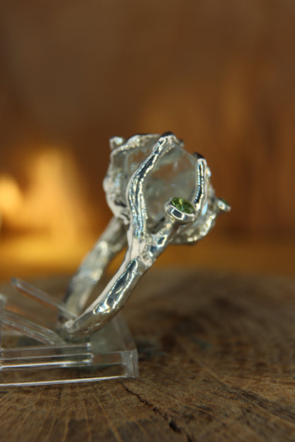 Anello "Rami e Radici" con Cristallo di Acquamarina grezza, Peridoti e Tsavoriti