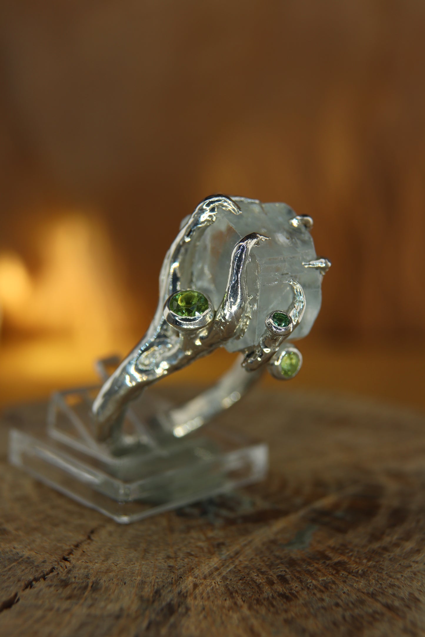 Anello "Rami e Radici" con Cristallo di Acquamarina grezza, Peridoti e Tsavoriti