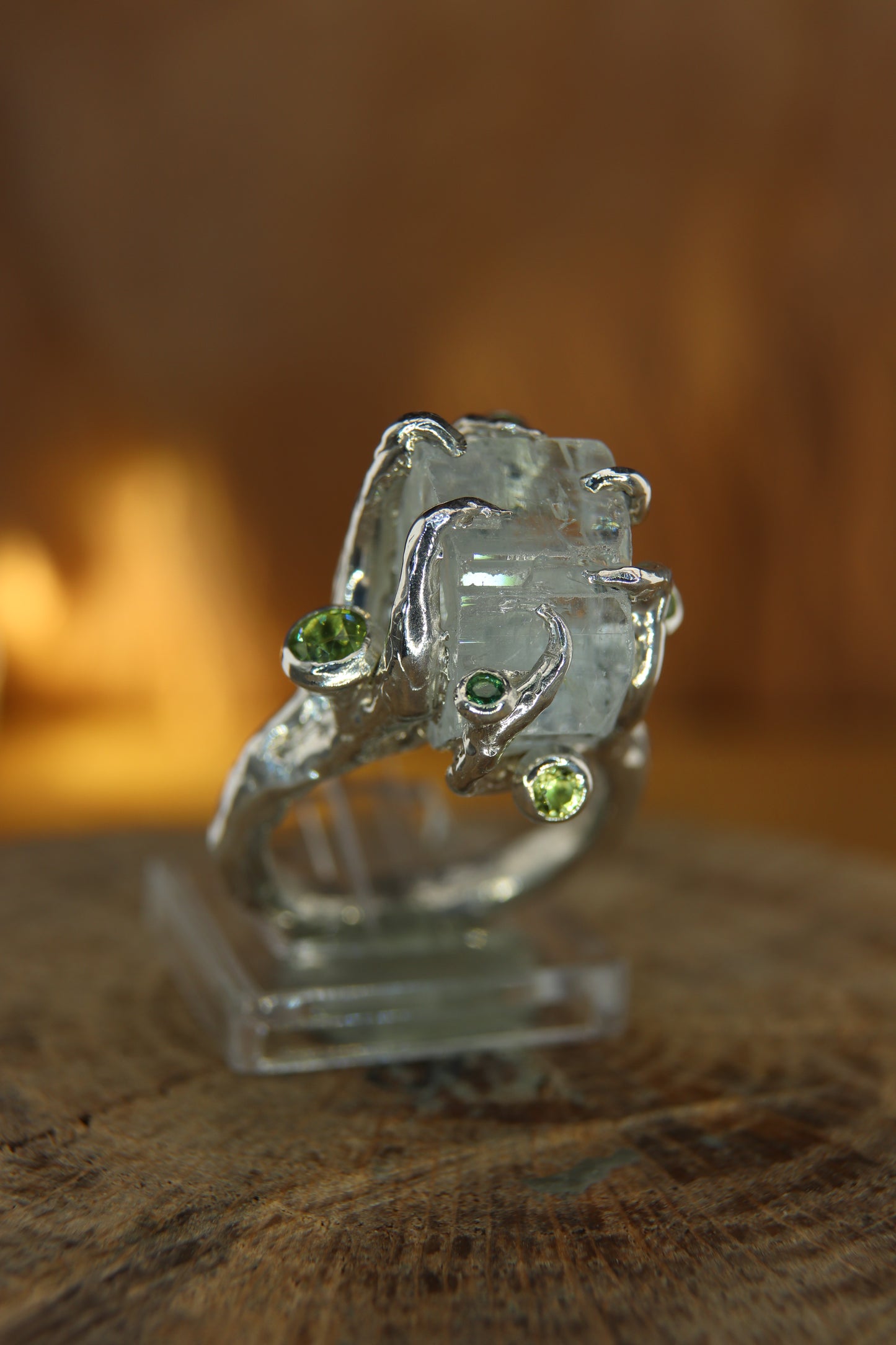 Anello "Rami e Radici" con Cristallo di Acquamarina grezza, Peridoti e Tsavoriti