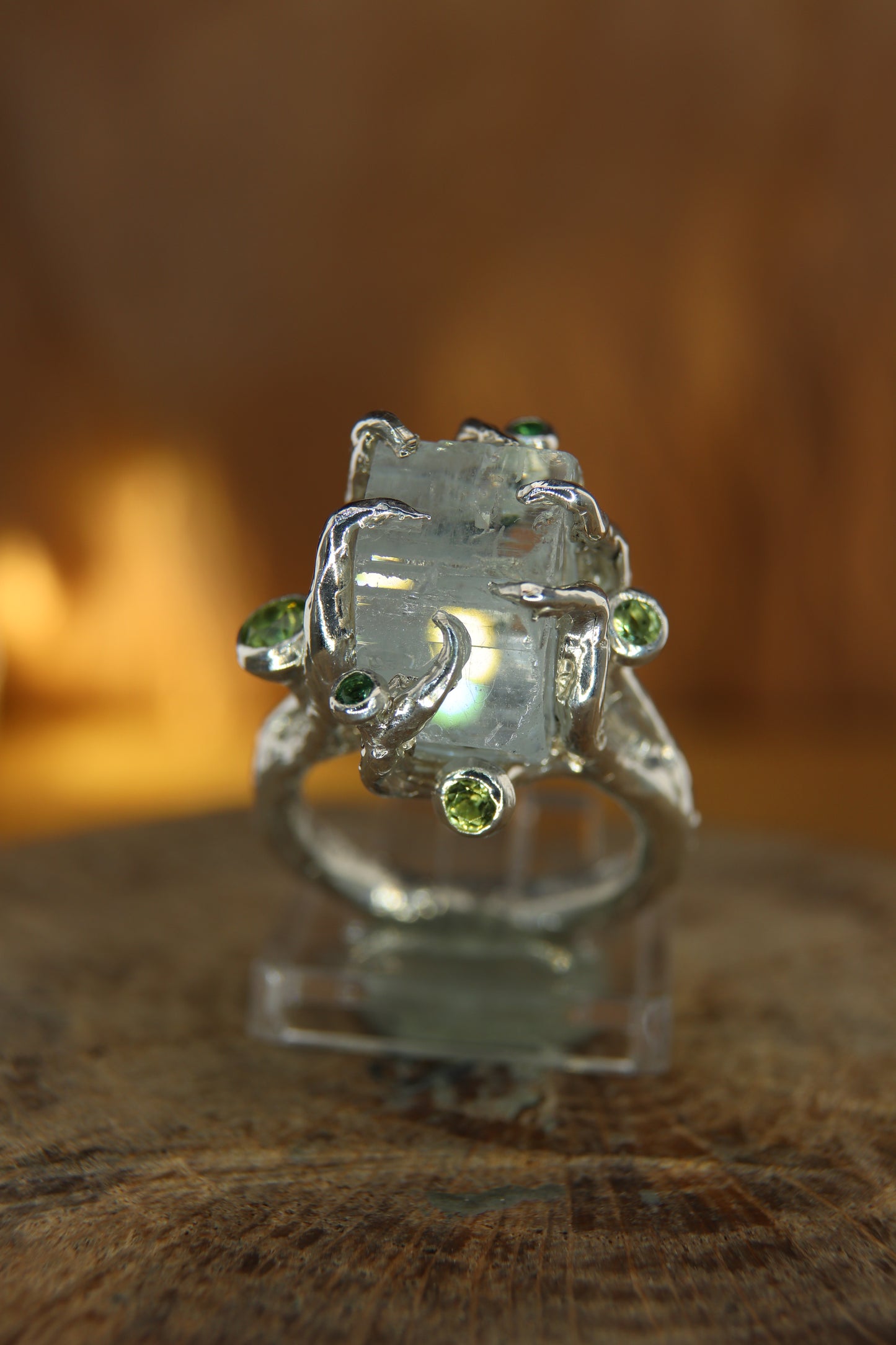 Anello "Rami e Radici" con Cristallo di Acquamarina grezza, Peridoti e Tsavoriti