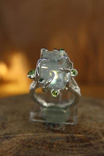 Anello "Rami e Radici" con Cristallo di Acquamarina grezza, Peridoti e Tsavoriti
