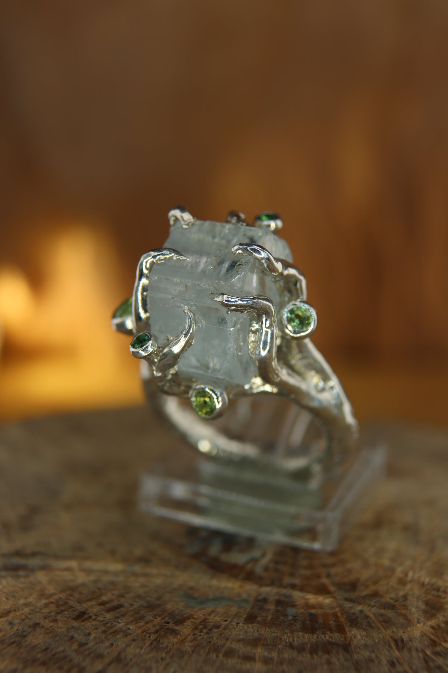 Anello "Rami e Radici" con Cristallo di Acquamarina grezza, Peridoti e Tsavoriti