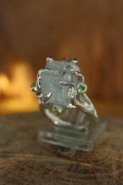 Anello "Rami e Radici" con Cristallo di Acquamarina grezza, Peridoti e Tsavoriti