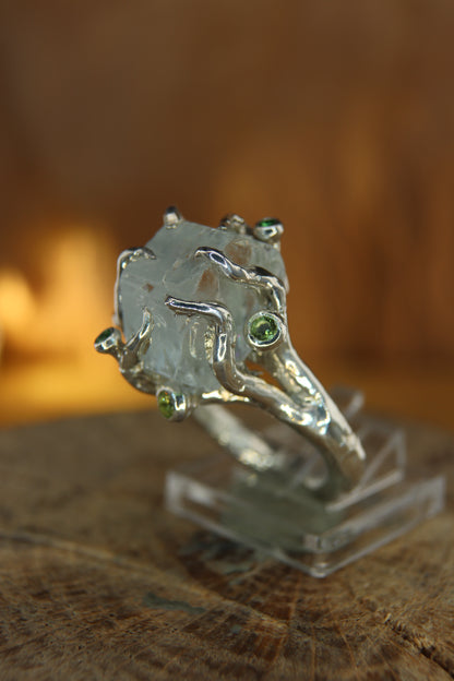Anello "Rami e Radici" con Cristallo di Acquamarina grezza, Peridoti e Tsavoriti
