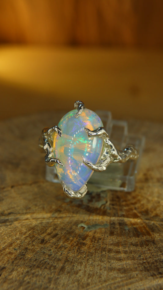 Anello "Radici" con opale etiope a goccia