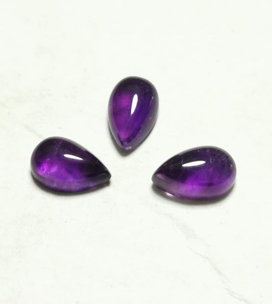Lotto di tre Ametiste taglio goccia cabochon 2,83 ct
