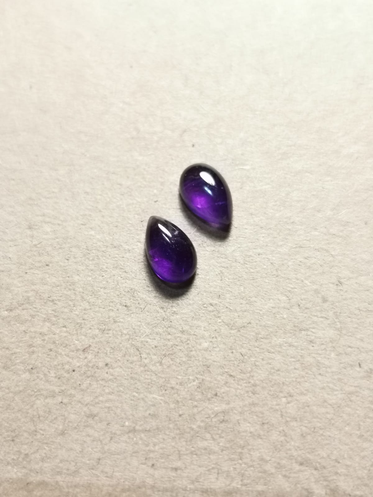 Coppia di Ametiste taglio goccia cabochon 1,59 ct