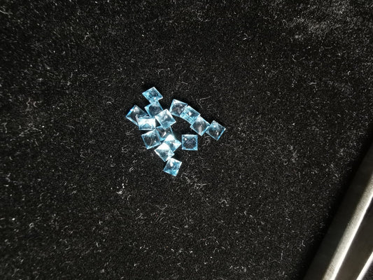 Pair of princess cut topazes 0.65 ct 