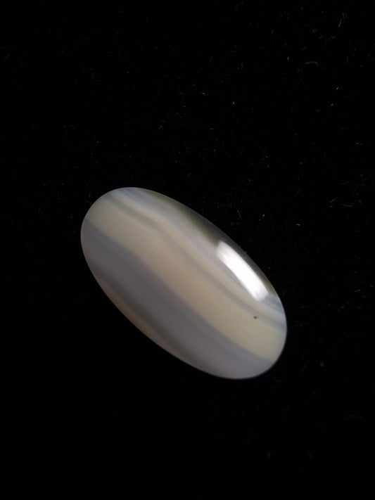 Agata Iris taglio ovale cabochon sottile 8,30 ct