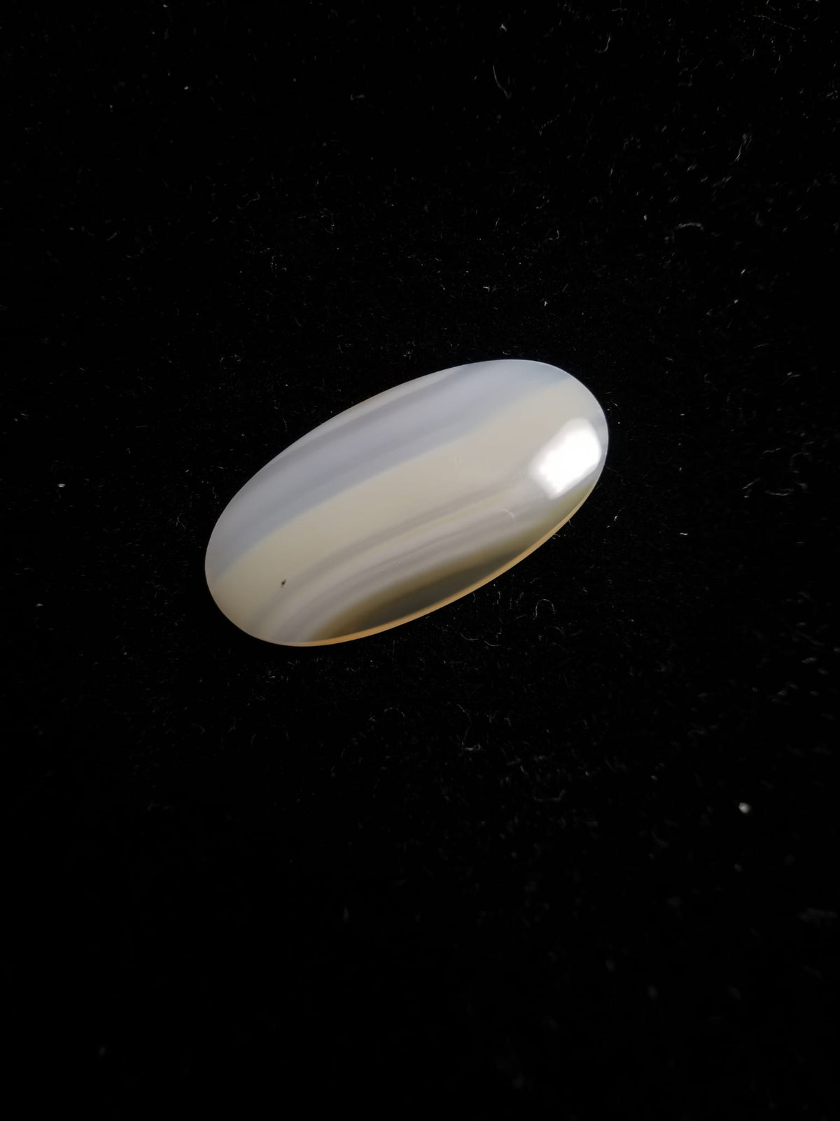 Agata Iris taglio ovale cabochon sottile 8,30 ct