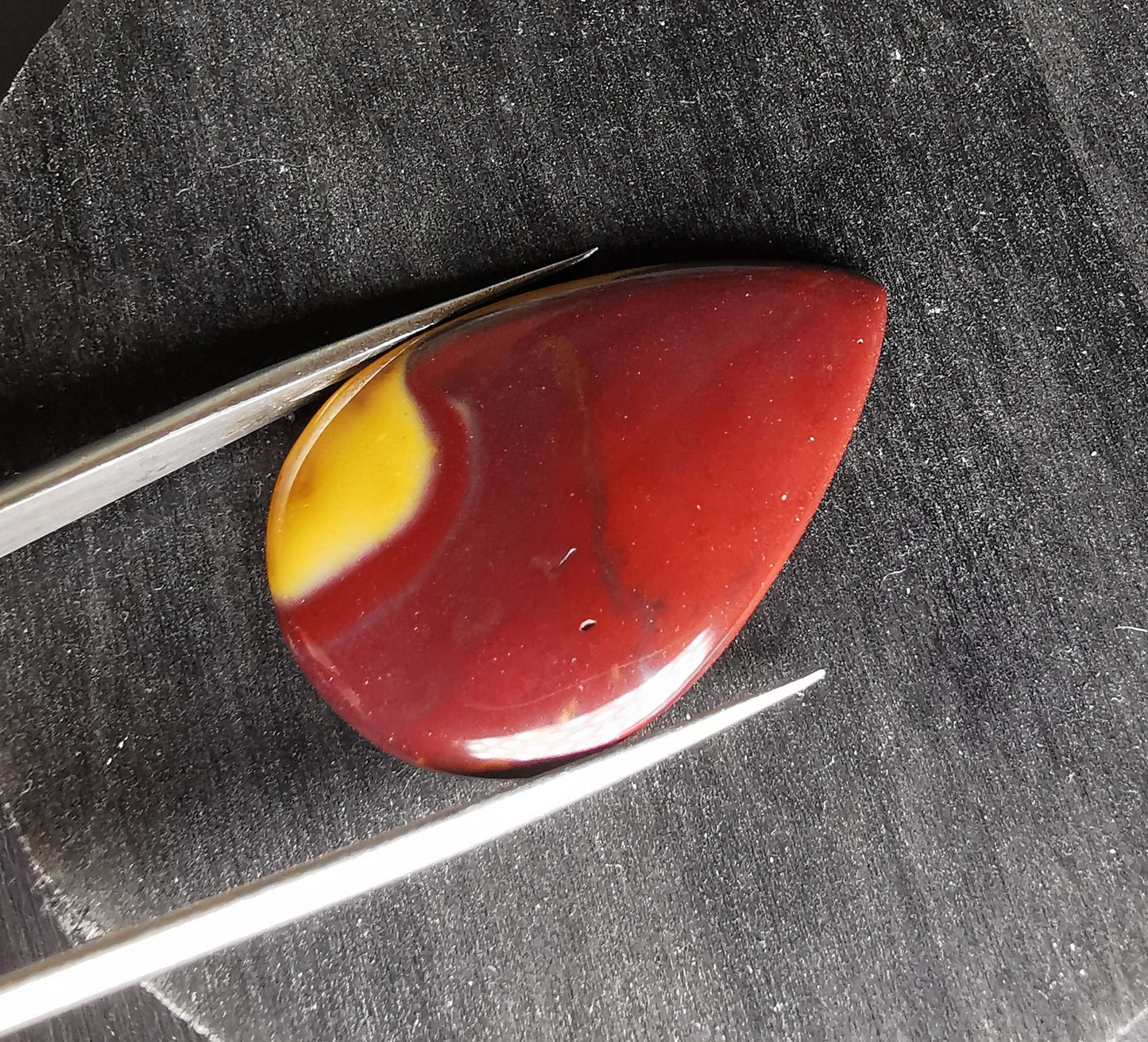 Mokaite taglio goccia cabochon 26,23 ct