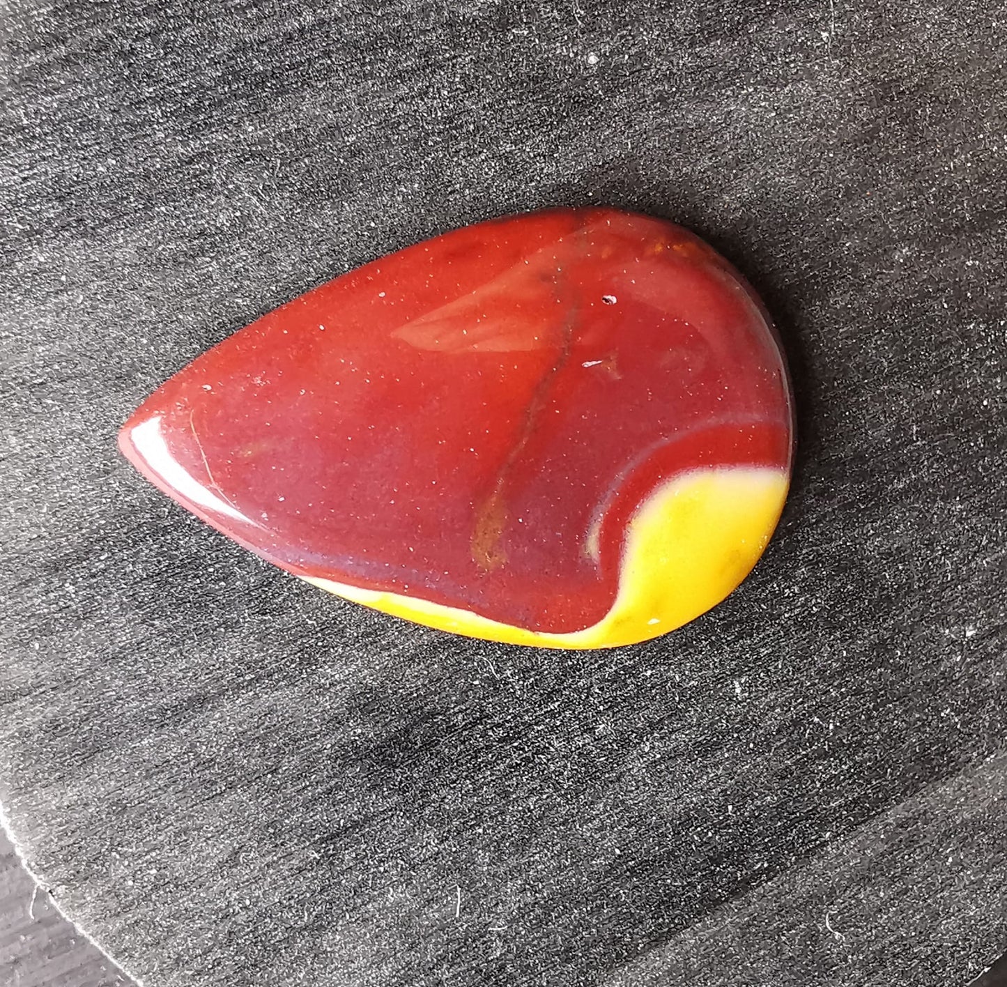 Mokaite taglio goccia cabochon 26,23 ct