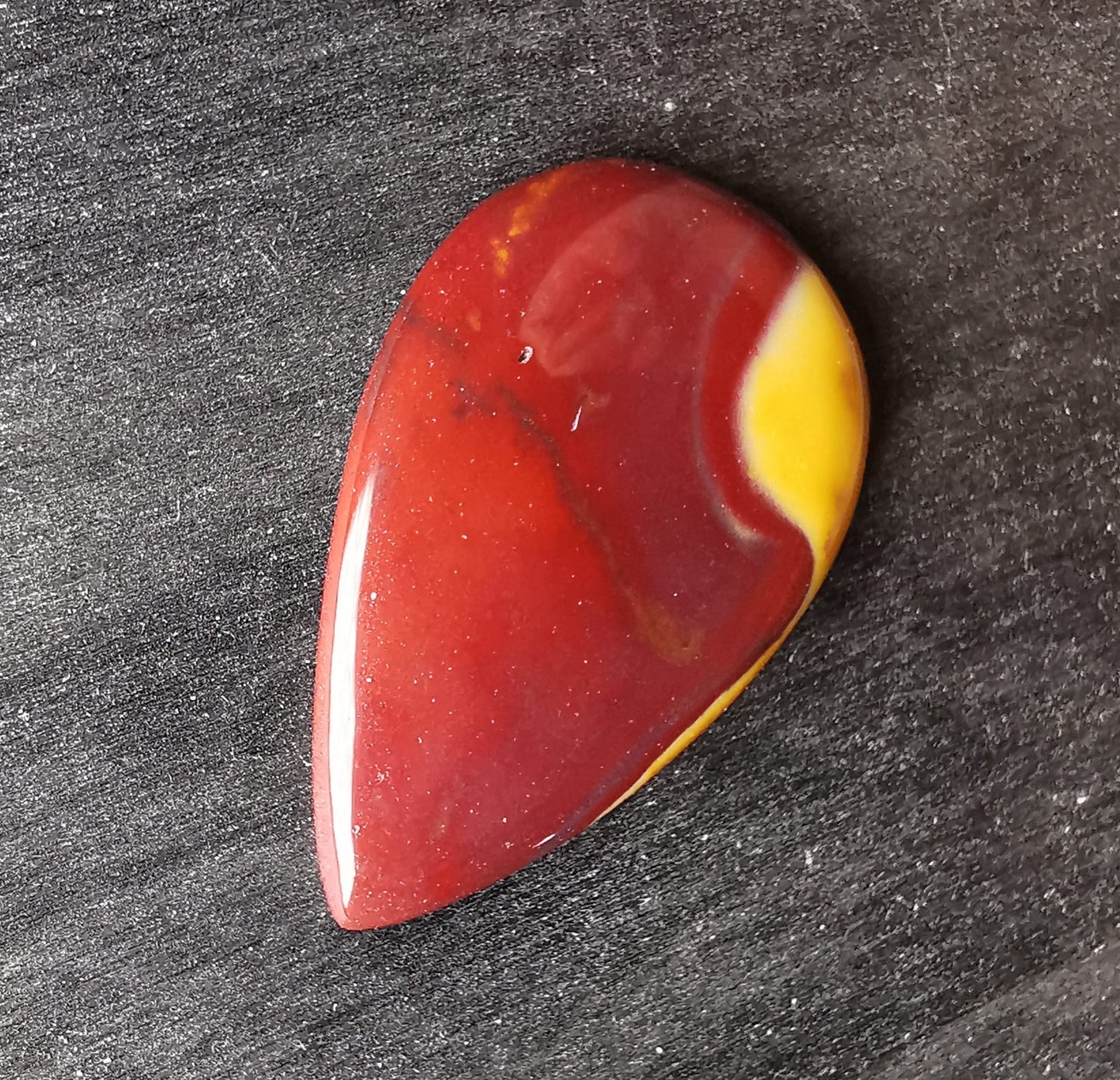 Mokaite taglio goccia cabochon 26,23 ct