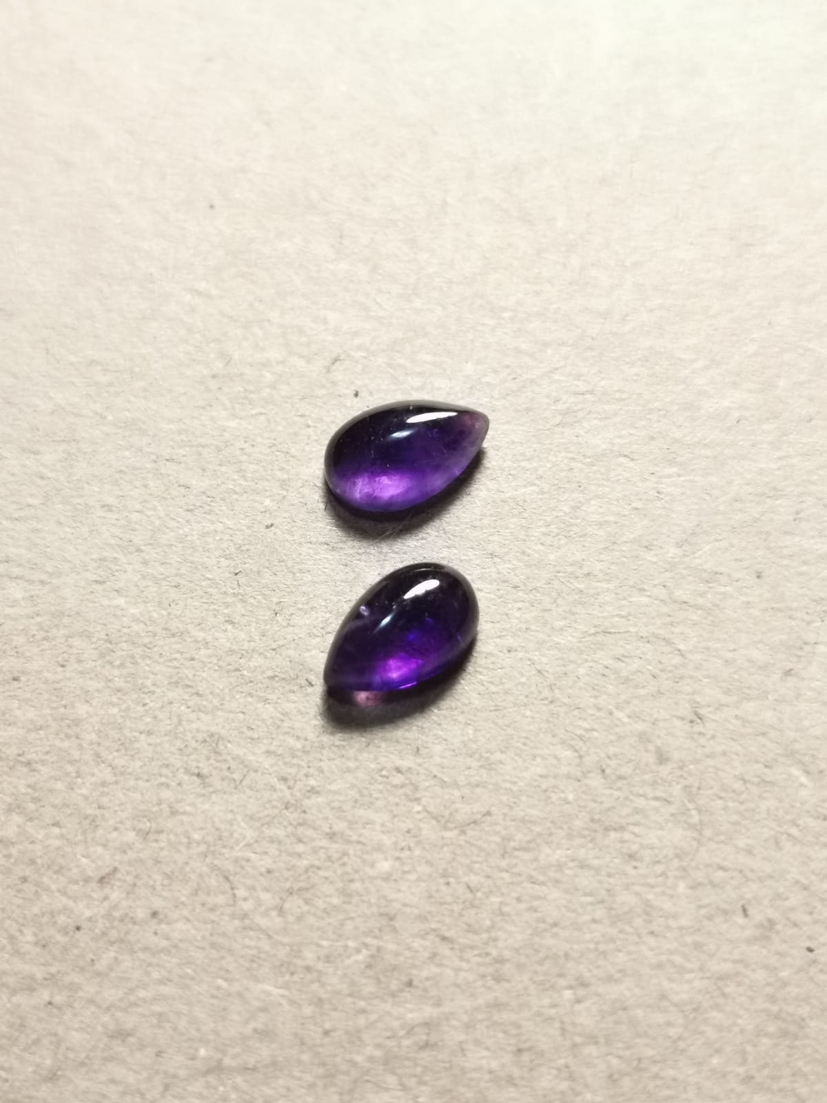 Coppia di Ametiste taglio goccia cabochon 1,59 ct