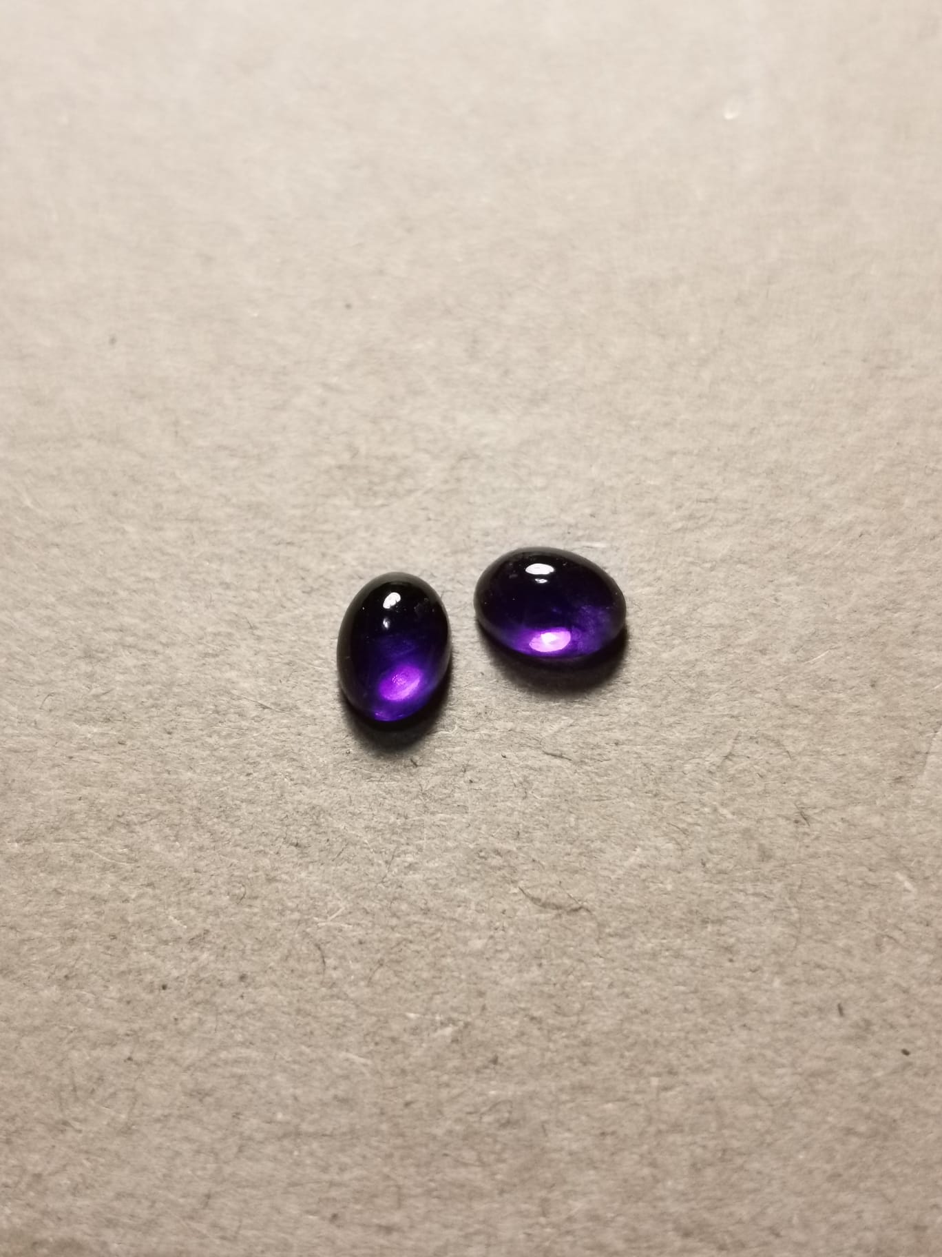 Coppia di Ametiste taglio ovale cabochon 1,87 ct totali