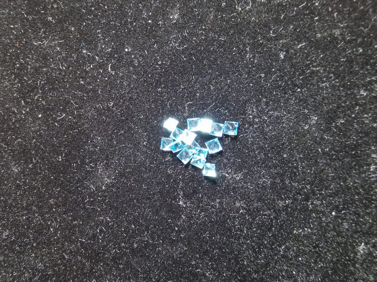 Pair of princess cut topazes 0.65 ct 