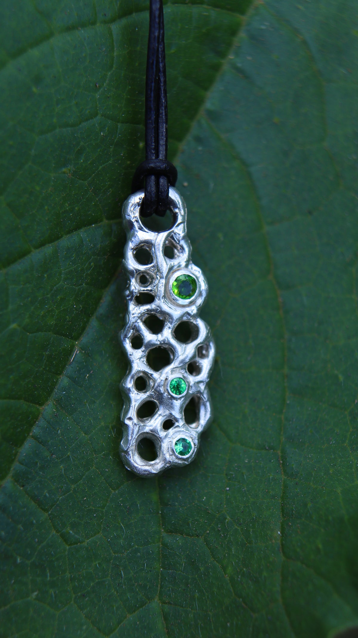 Biocharm in argento 925 con diopside e tsavoriti