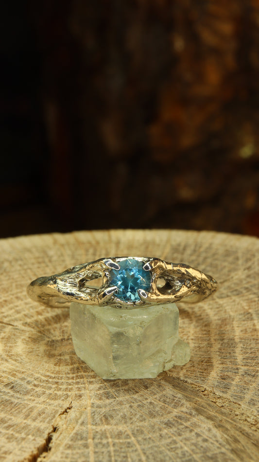 Anello Ancient Roots in argento 925 con topazio London Blue