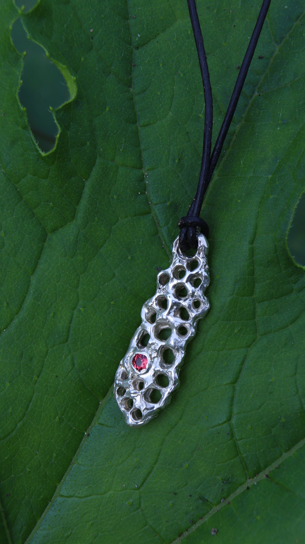 Biocharm in argento 925 con zaffiro rosso