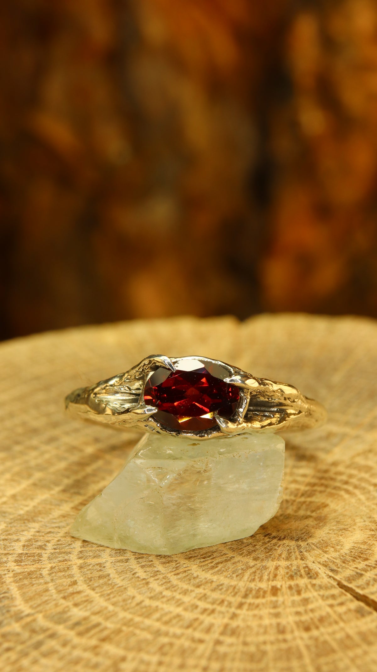 Anello Ancient Roots con granato piropo, vista frontale