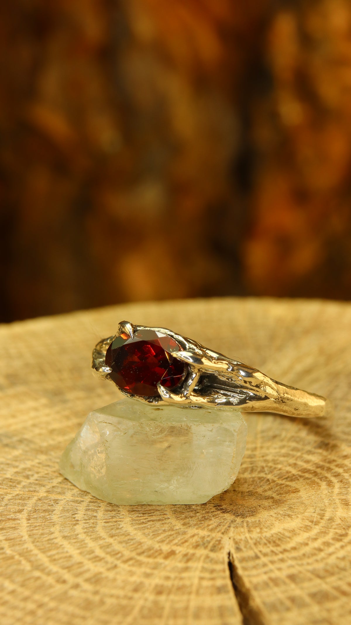 Anello Ancient Roots con granato piropo, dettaglio degli artigli