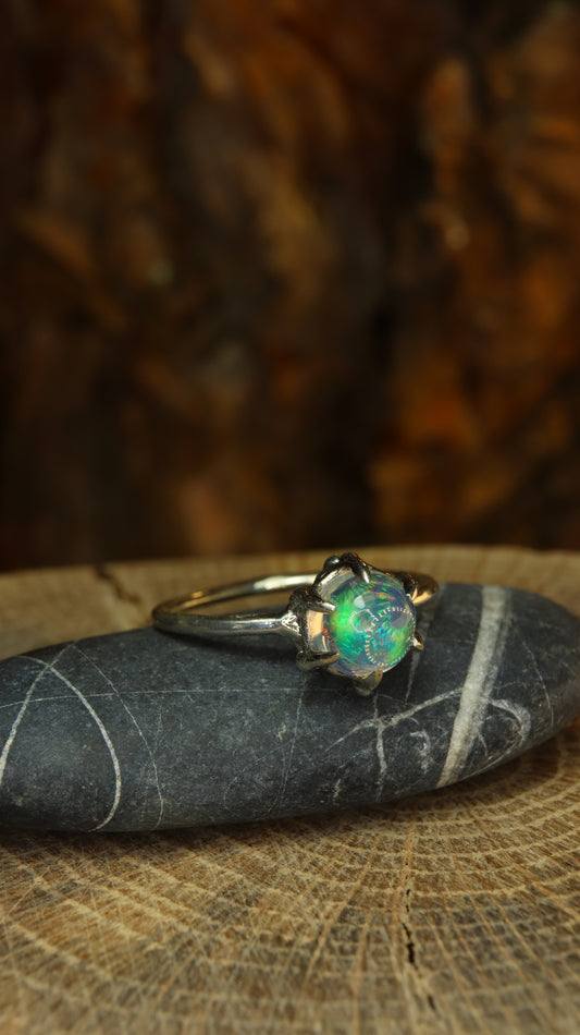 Anello solitario Granelli con opale etiope crystal cabochon 7 mm