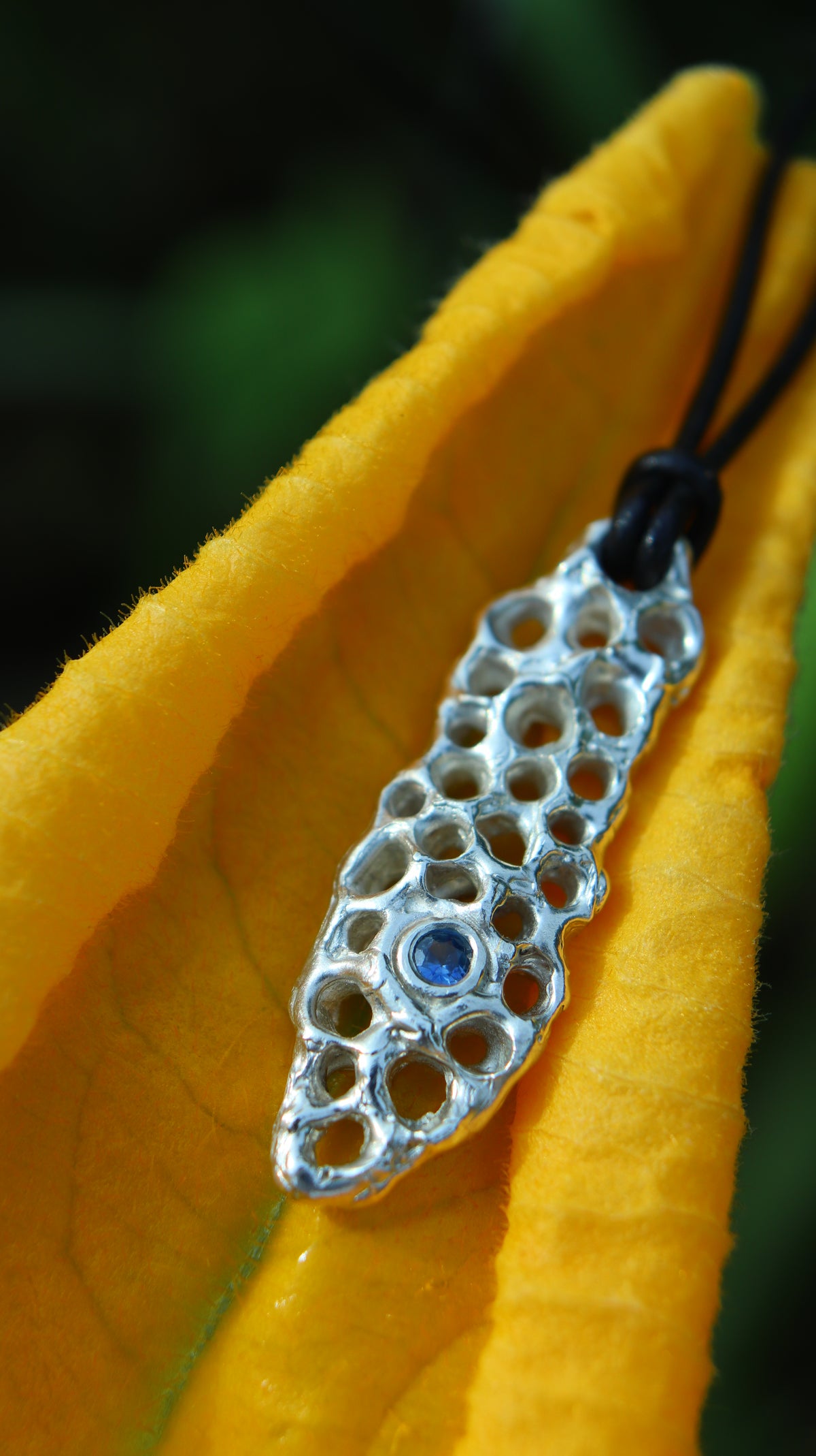 Biocharm in argento 925 con zaffiro blu