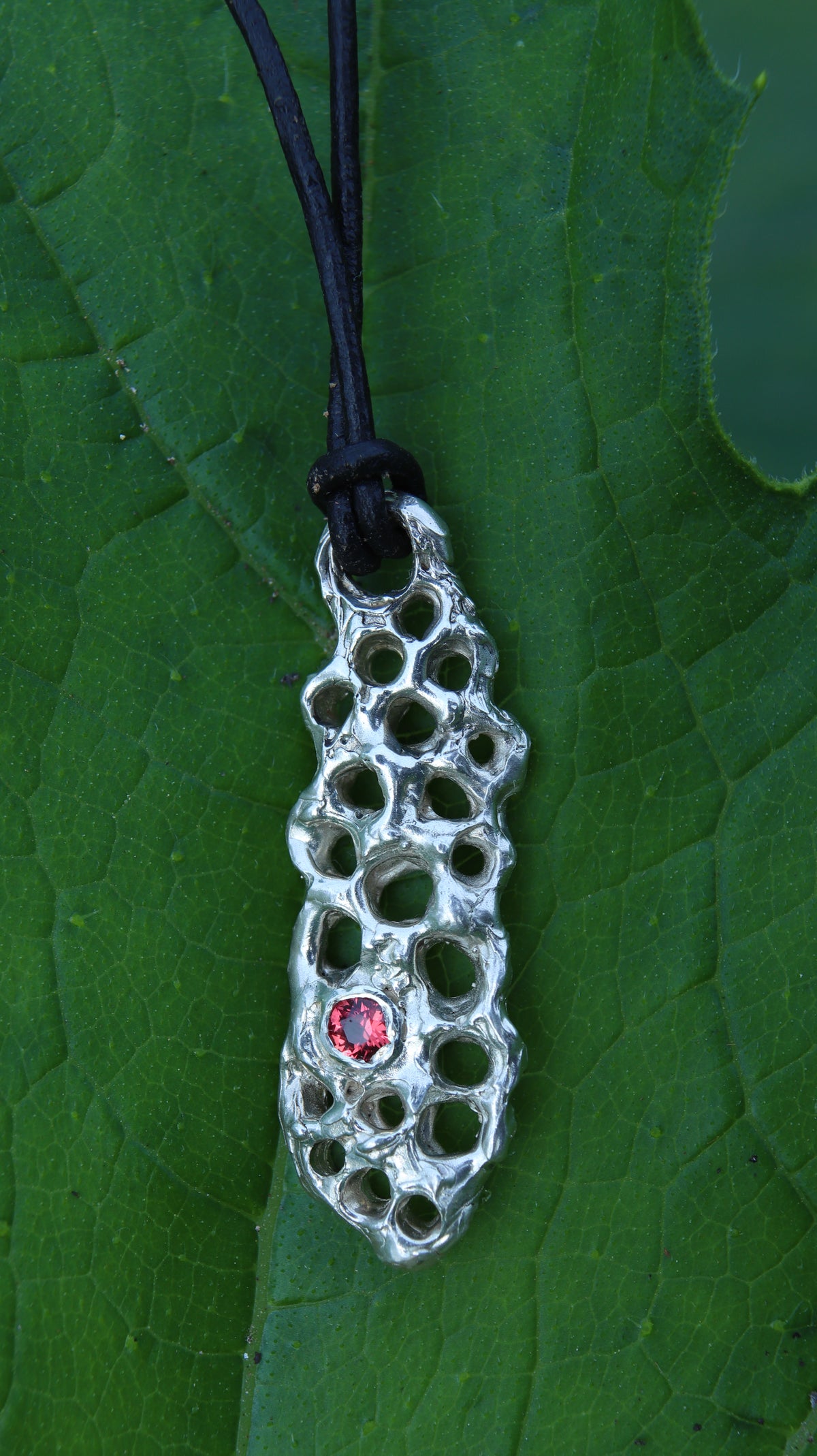 Biocharm in argento 925 con zaffiro rosso