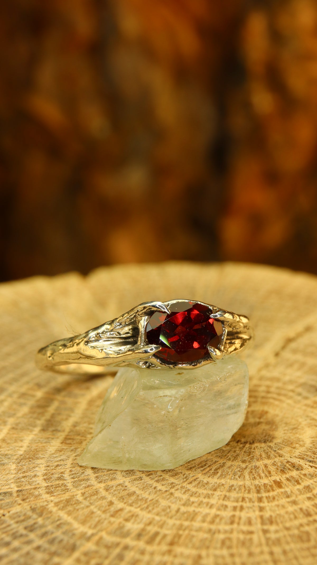 Anello Ancient Roots in argento con granato piropo ovale