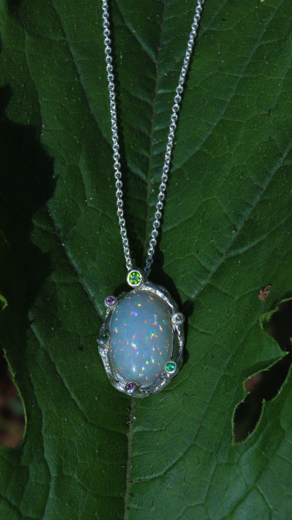 Ciondolo con opale etiope, diopside, zaffiro, tsavoriti e rodoliti in argento 925