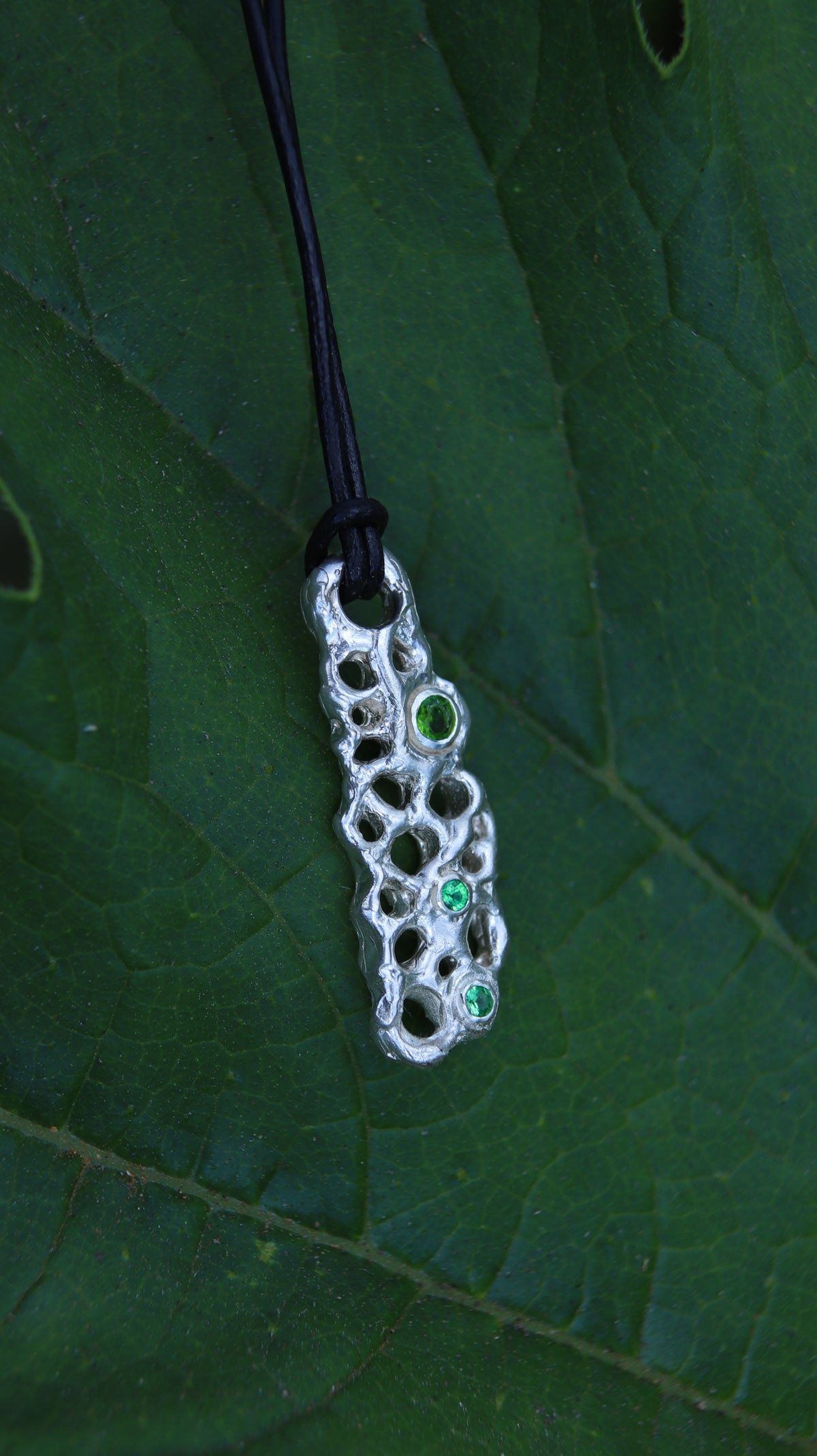 Biocharm in argento 925 con diopside e tsavoriti