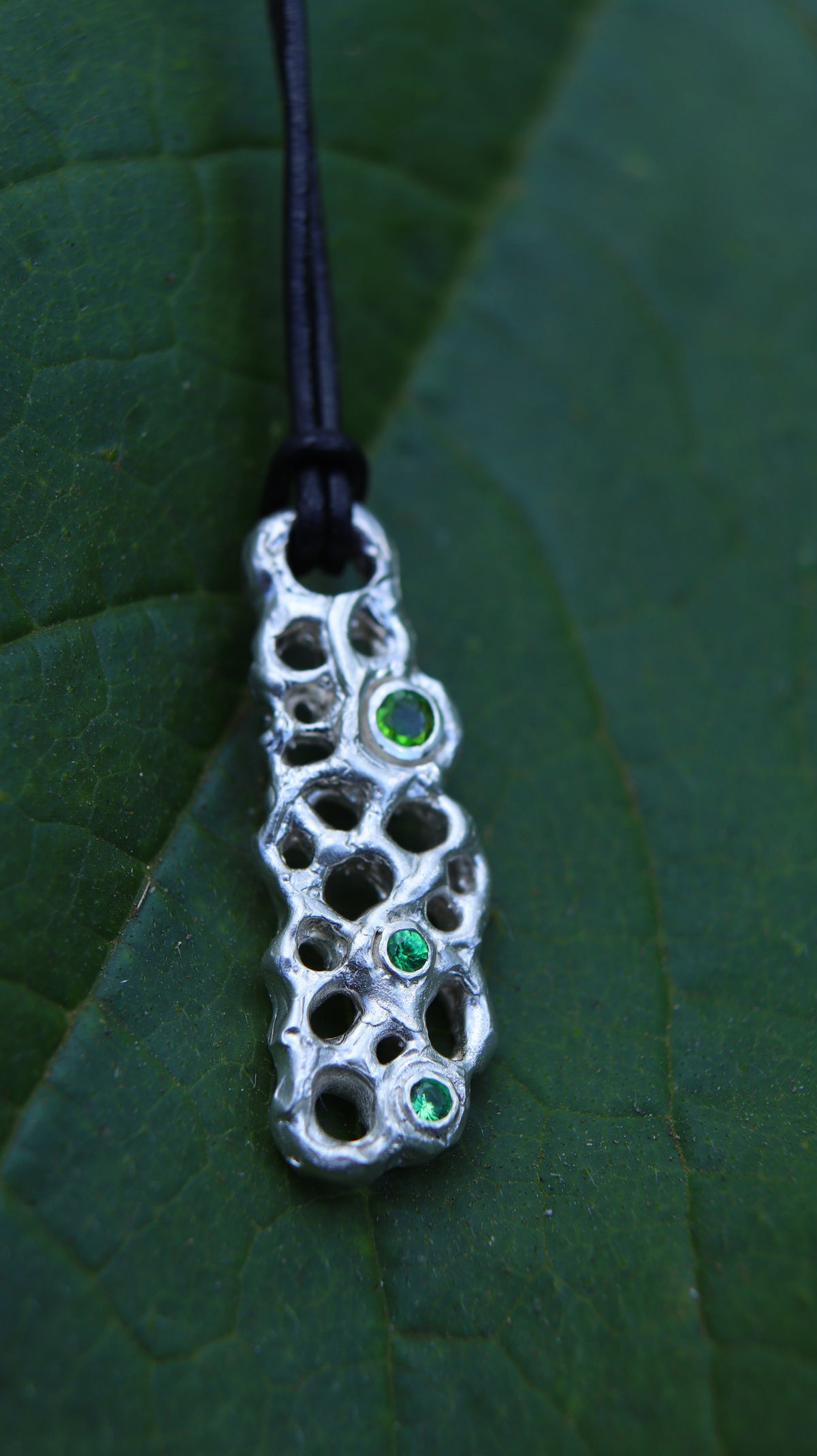 Biocharm in argento 925 con diopside e tsavoriti