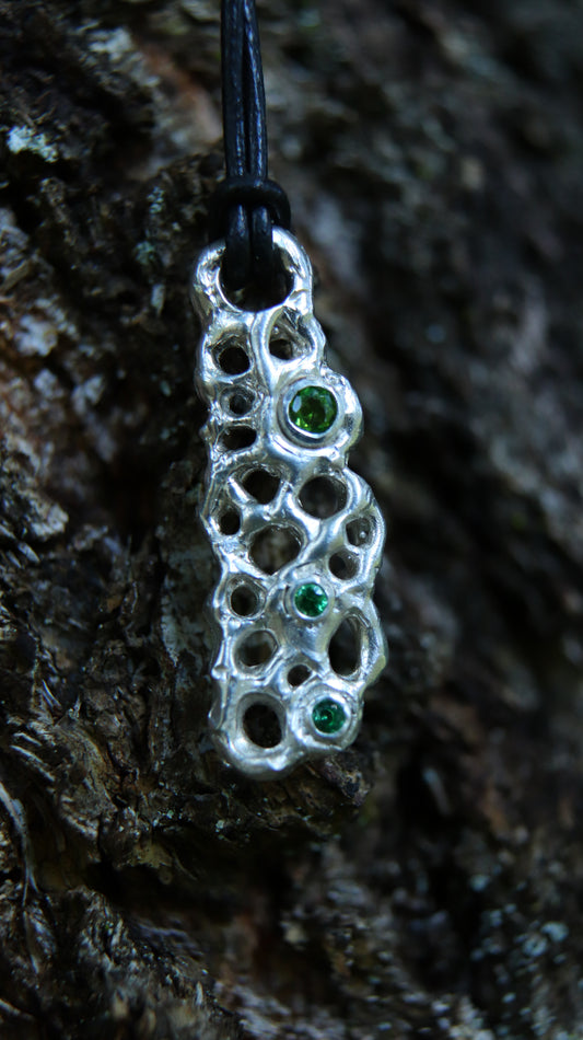 Biocharm in argento 925 con diopside e tsavoriti
