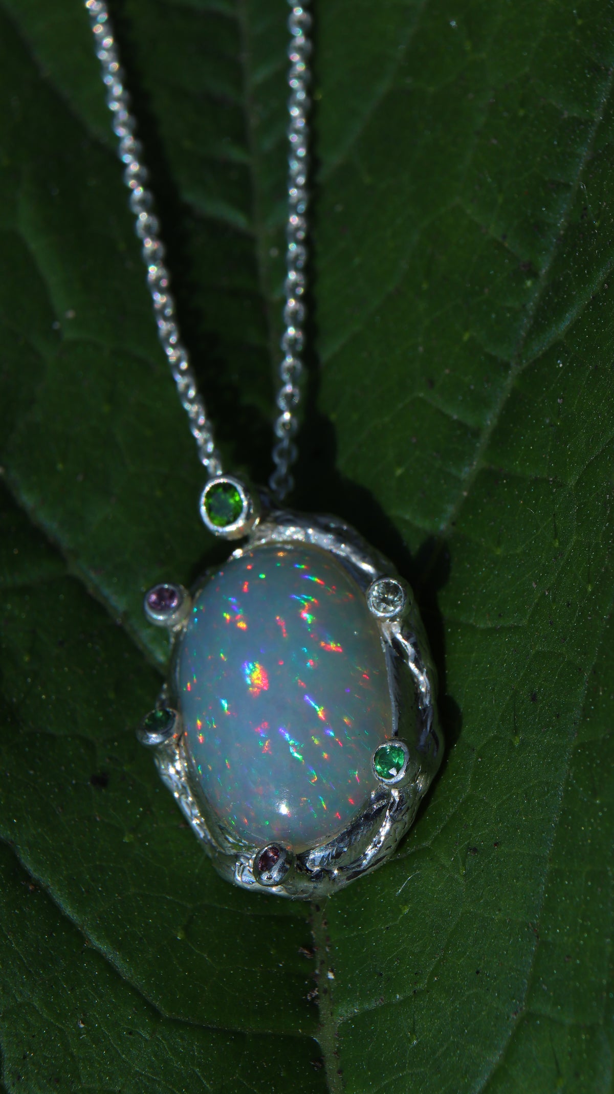 Ciondolo con opale etiope, diopside, zaffiro, tsavoriti e rodoliti in argento 925