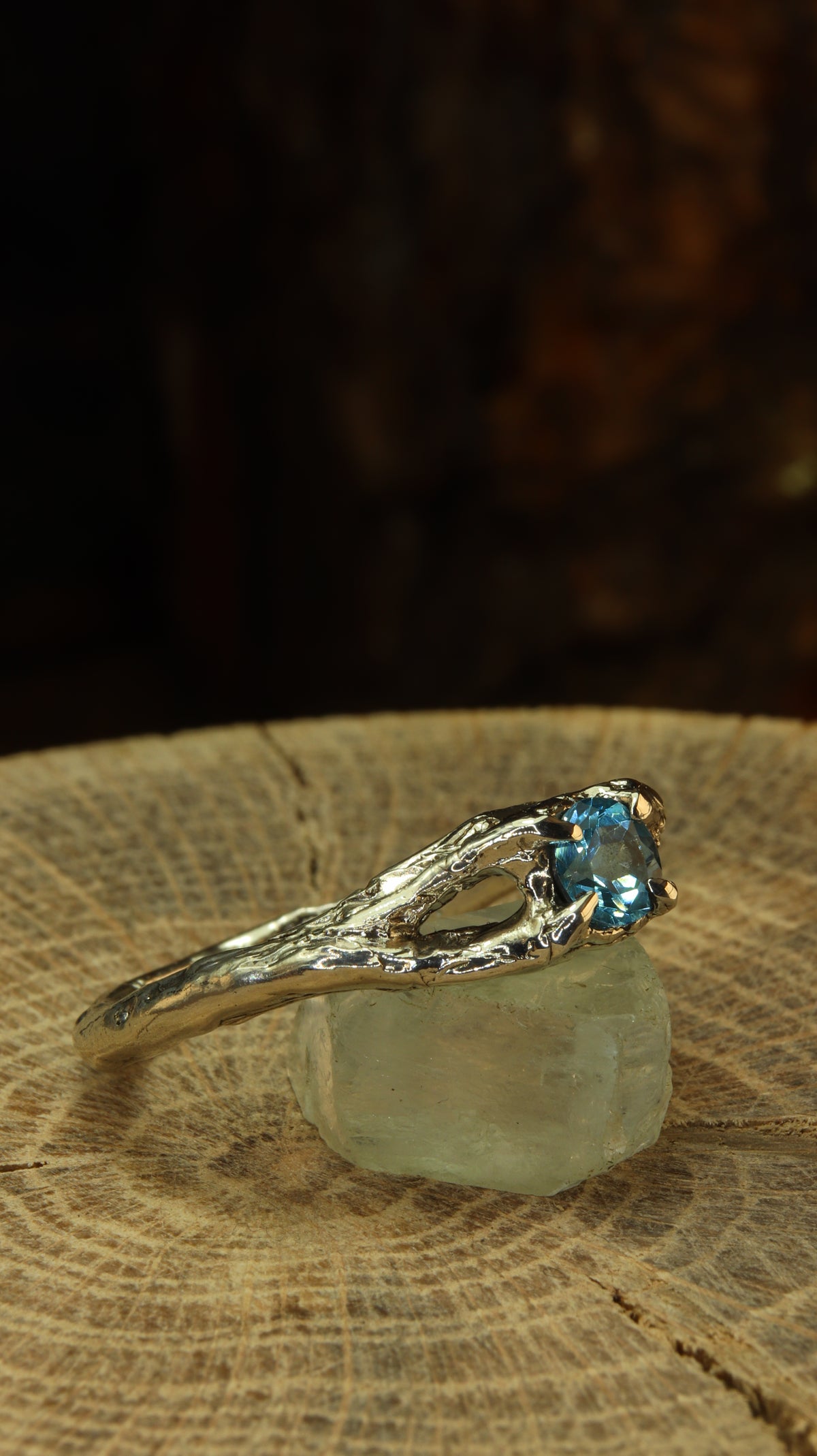 Anello Ancient Roots con topazio London Blue, dettaglio delle radici
